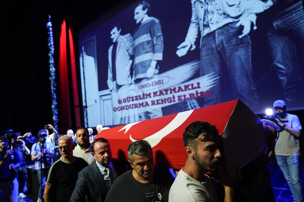 Beyin kanaması sonucu 10 yıldır komada olan ve hayatını kaybeden tiyatro sanatçısı ve sunucu Kenan...