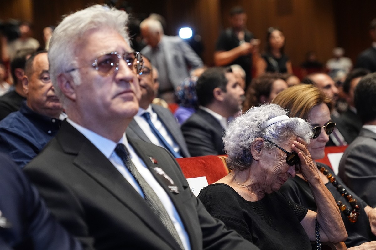 Beyin kanaması sonucu 10 yıldır komada olan ve hayatını kaybeden tiyatro sanatçısı ve sunucu Kenan...