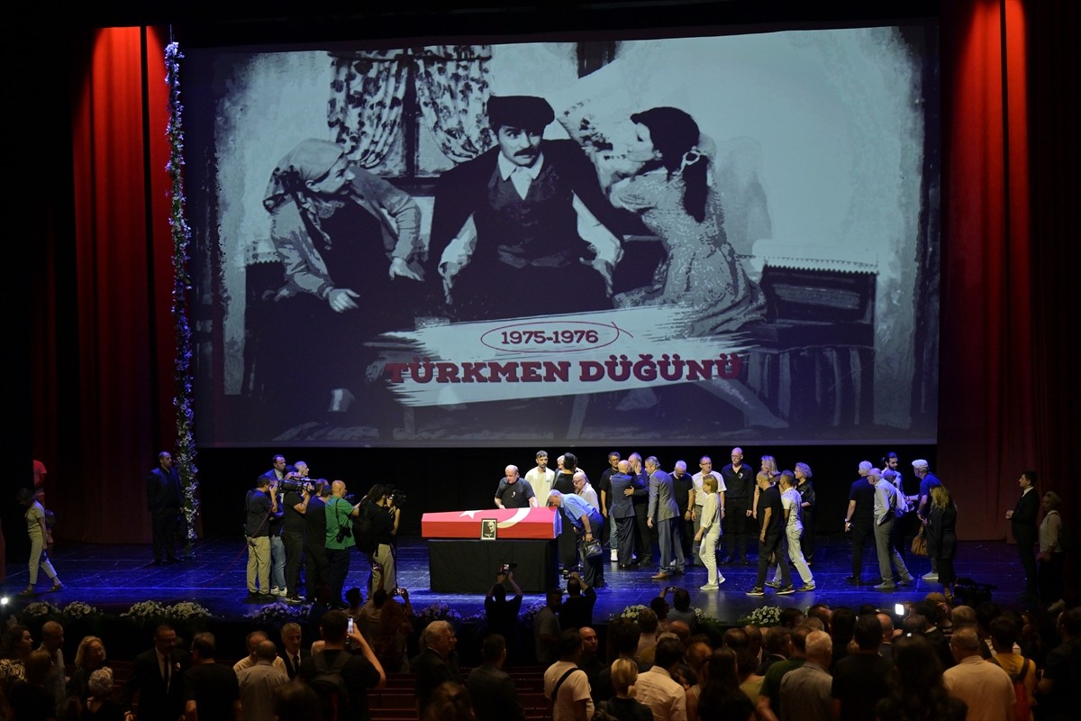 Beyin kanaması sonucu 10 yıldır komada olan ve hayatını kaybeden tiyatro sanatçısı ve sunucu Kenan...