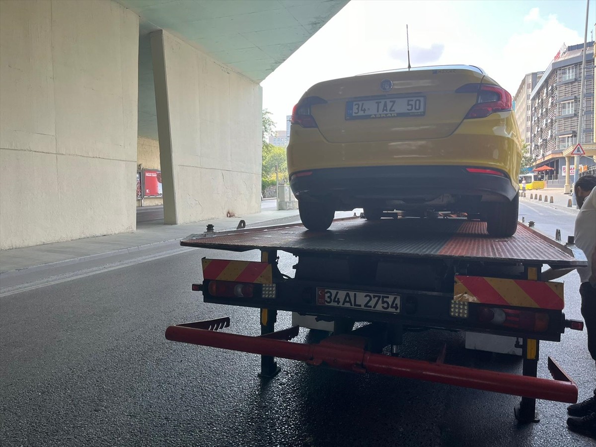  Beyoğlu'nda turistlere taksimetre açmayarak pazarlık usulü fiyat söyleyen taksi şoförüne 9 bin...