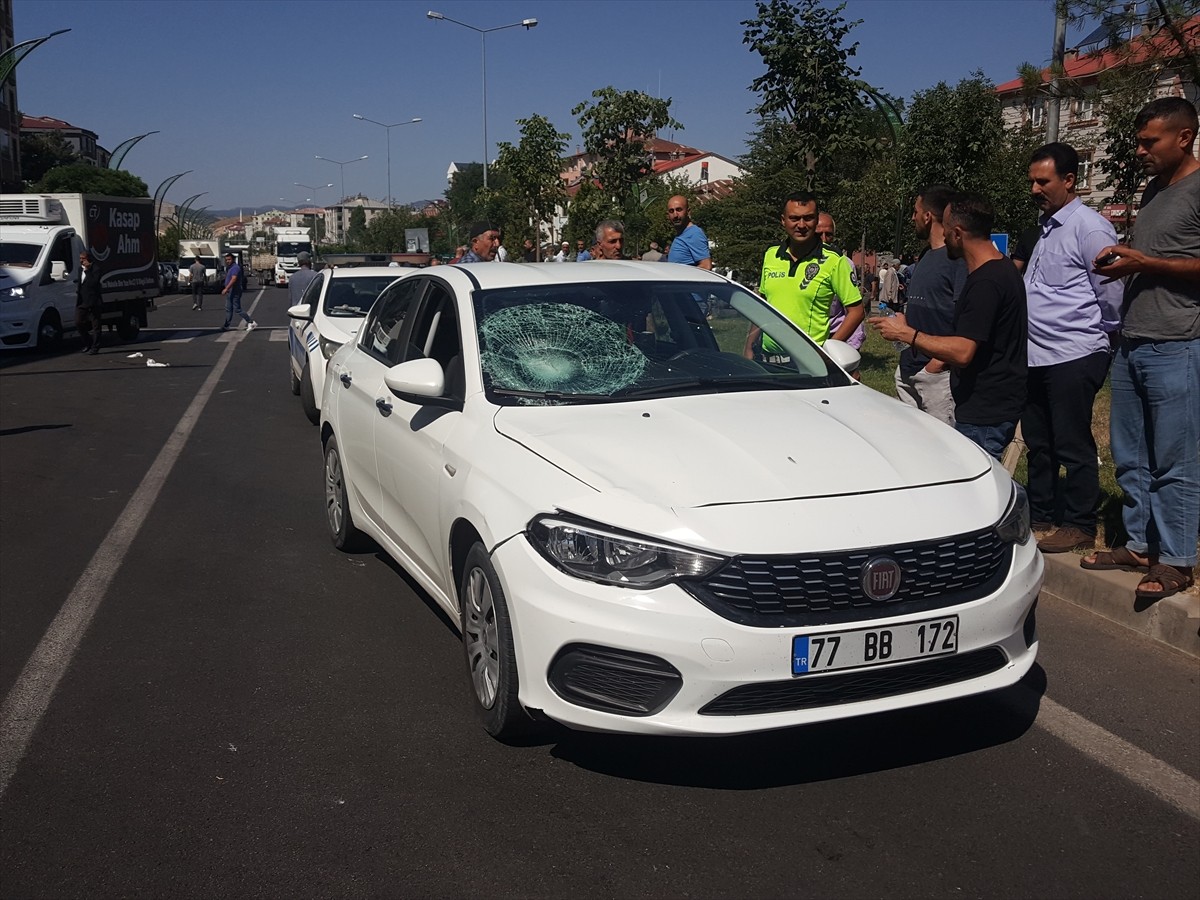 Bingöl'ün Solhan ilçesinde yolun karşısına geçmeye çalışan yaya, otomobilin çarpması sonucu...