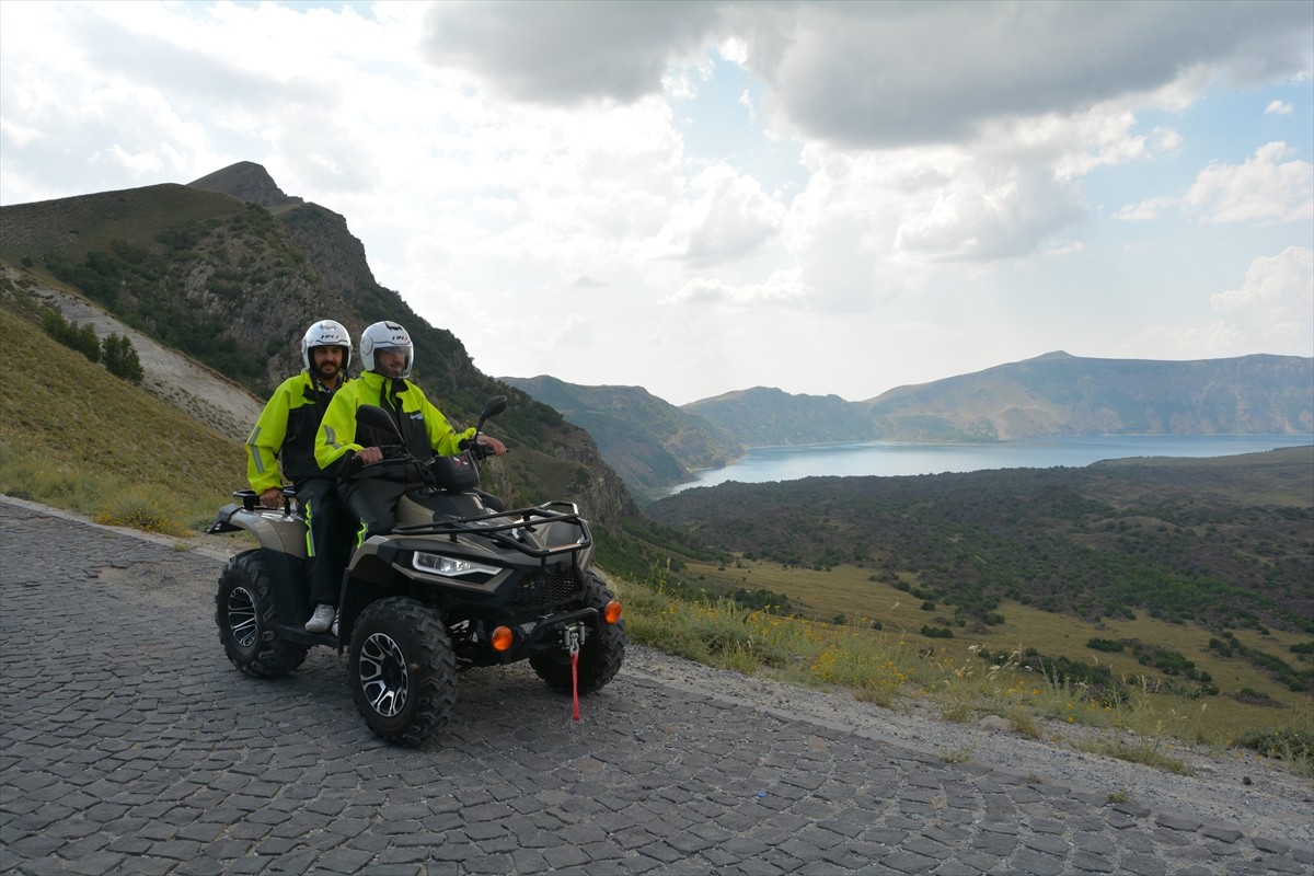 Bitlis'in Tatvan ilçesinde Türkiye'nin en büyük krater gölünün de bulunduğu Nemrut Kalderası'na...