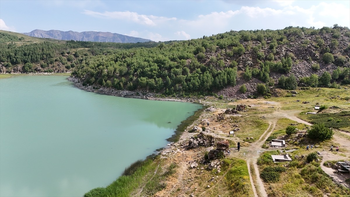 Bitlis'in Tatvan ilçesinde Türkiye'nin en büyük krater gölünün de bulunduğu Nemrut Kalderası'na...