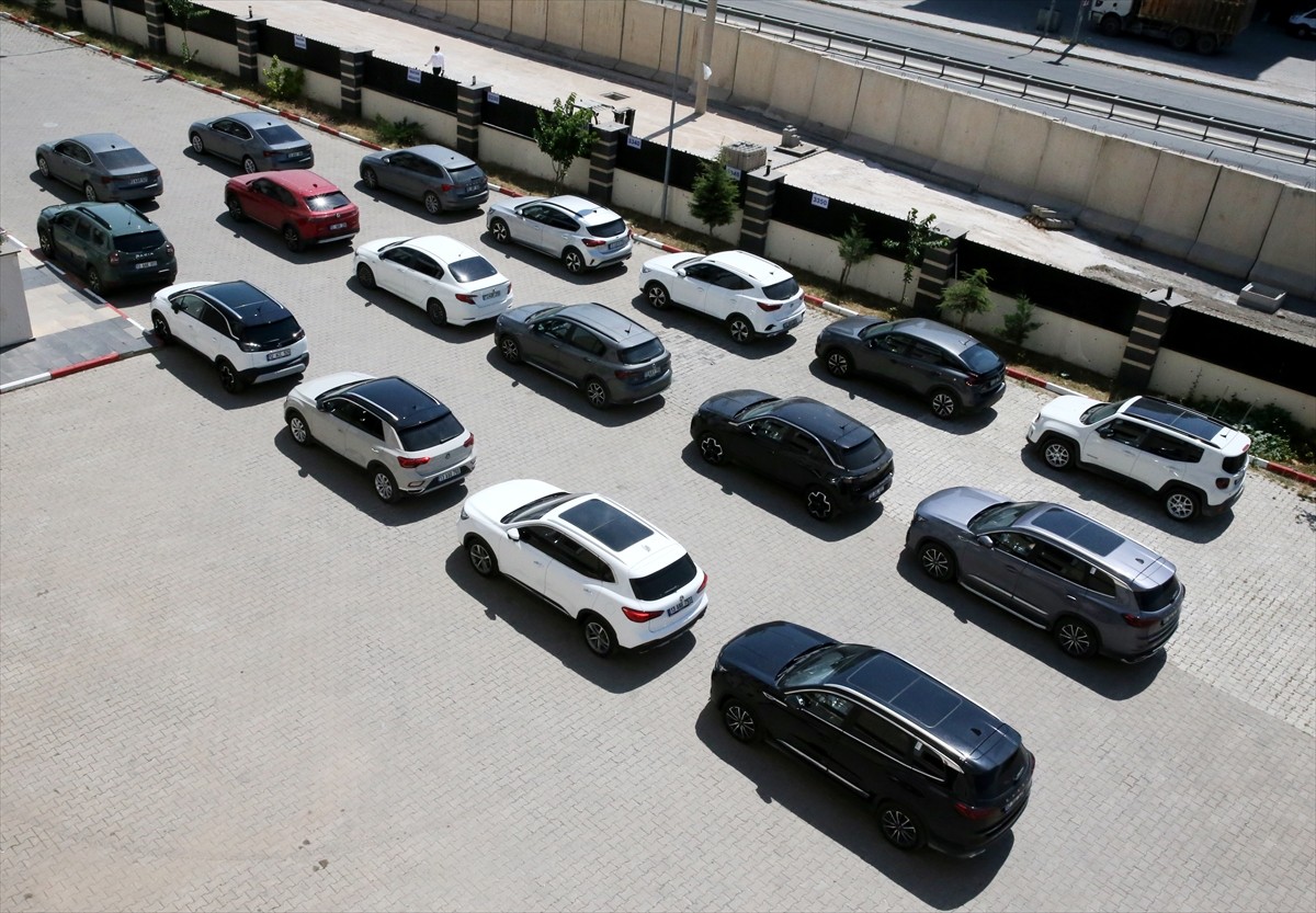 Bitlis merkezli 6 ilde usulsüz rapor düzenleyen ve rapor alan 98 şüpheli gözaltına alındı...