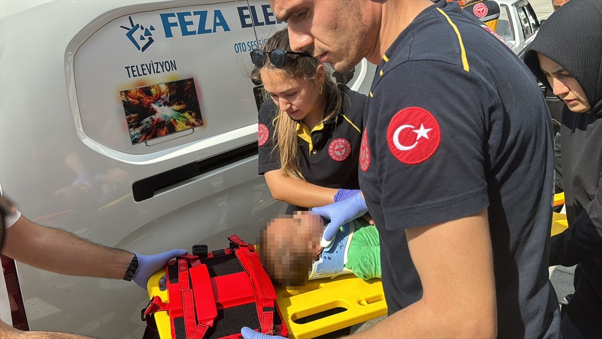  Bolu'da pencereden kaldırıma düşen 2 yaşındaki çocuk hastaneye kaldırıldı.