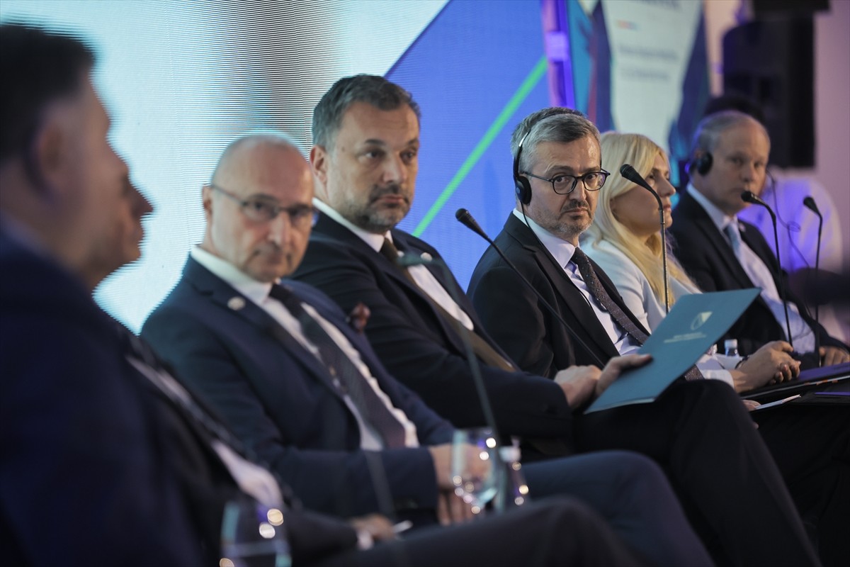 Bosna Hersek'in Mostar şehrinde, Mostar Köprüsü'nün yeniden inşasının 20'nci yılı dolayısıyla...