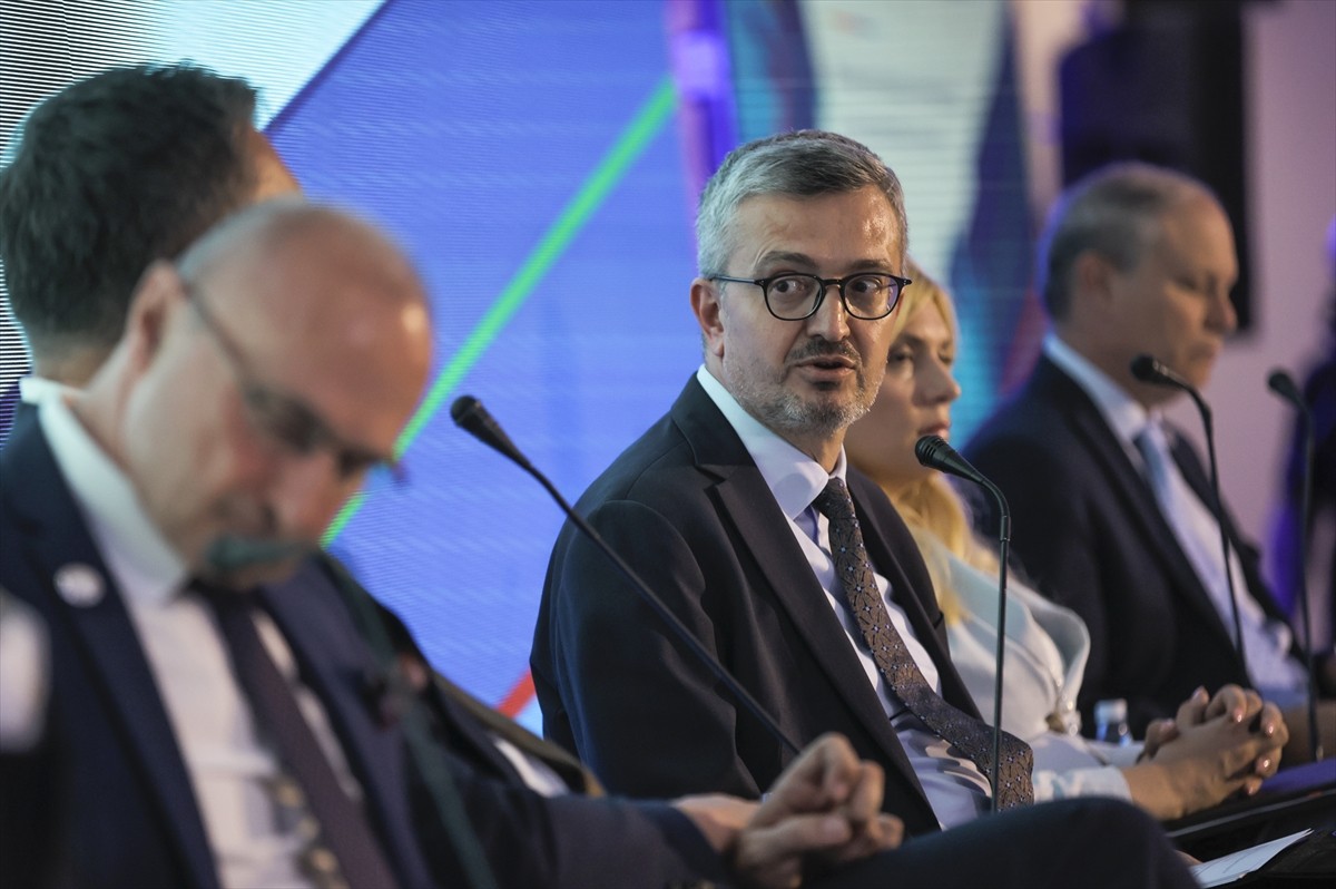 Bosna Hersek'in Mostar şehrinde, Mostar Köprüsü'nün yeniden inşasının 20'nci yılı dolayısıyla...