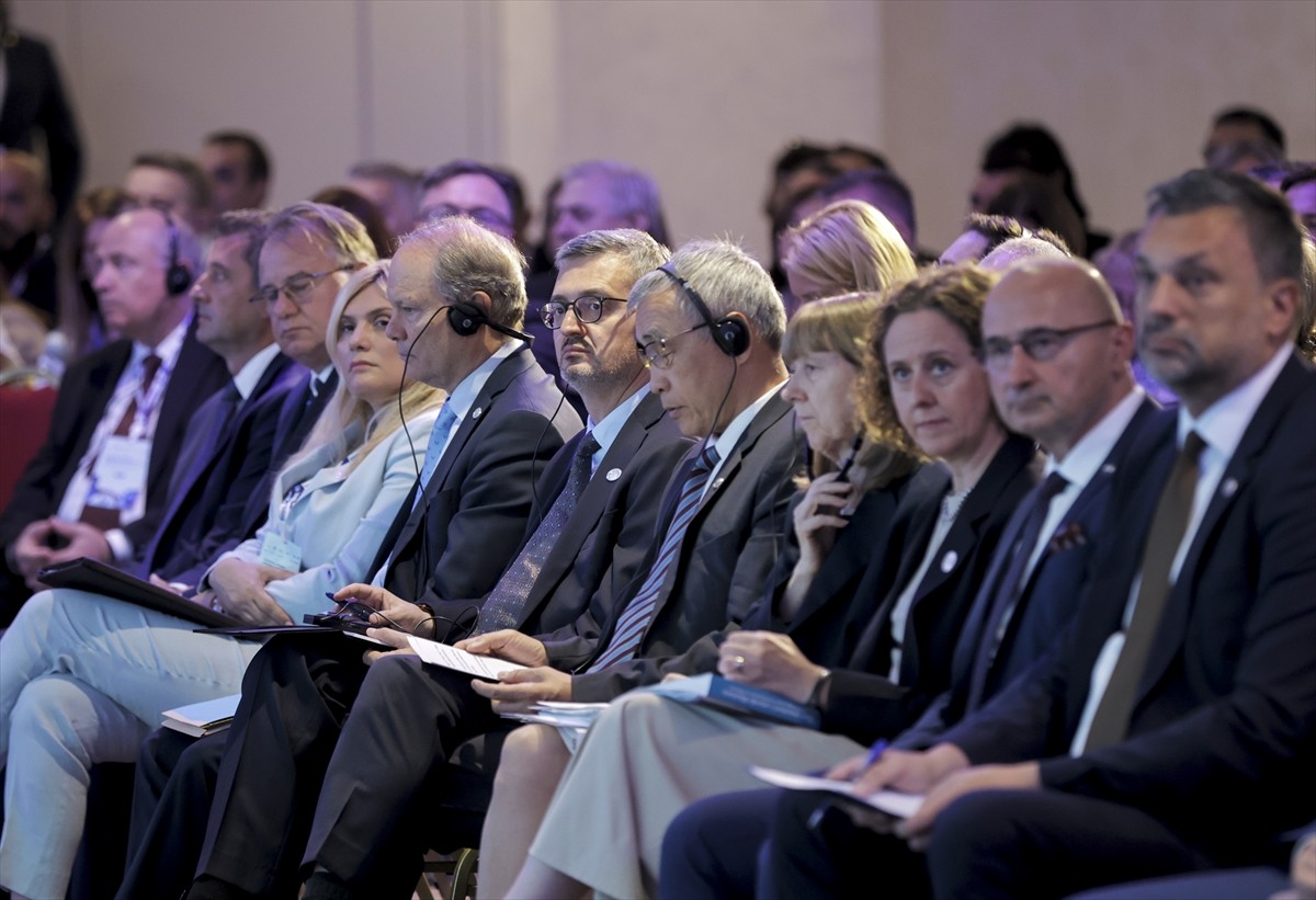 Bosna Hersek'in Mostar şehrinde, Mostar Köprüsü'nün yeniden yapılışının 20'nci yılı dolayısıyla...