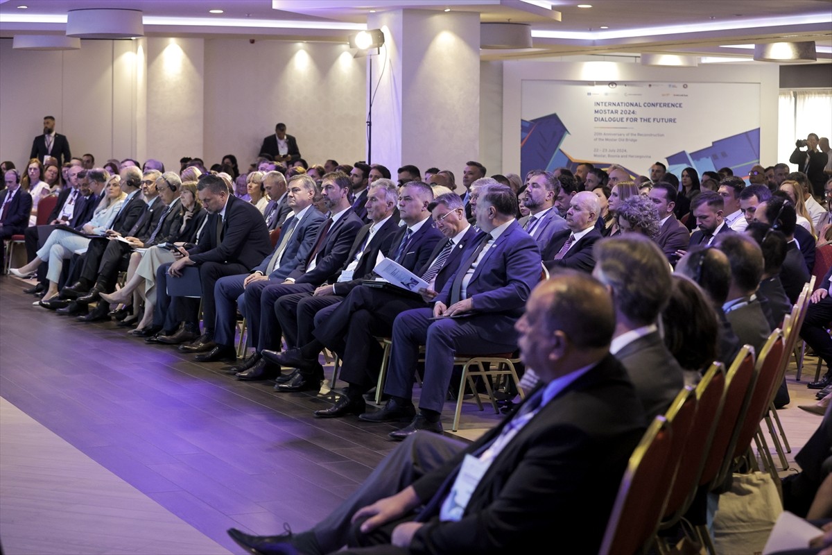 Bosna Hersek'in Mostar şehrinde, Mostar Köprüsü'nün yeniden yapılışının 20'nci yılı dolayısıyla...