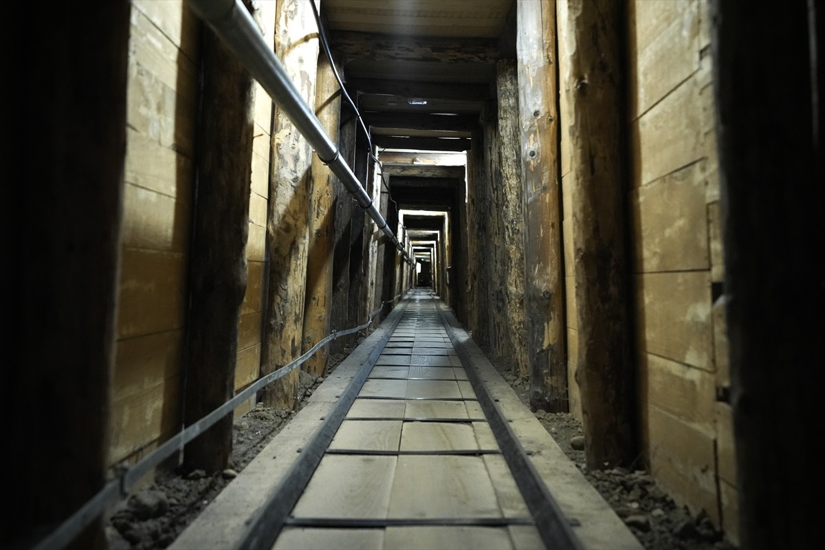 Bosna Hersek'te 1992-1995'teki savaşta kuşatma altında tutulan başkent Saraybosna'nın "dünyaya...