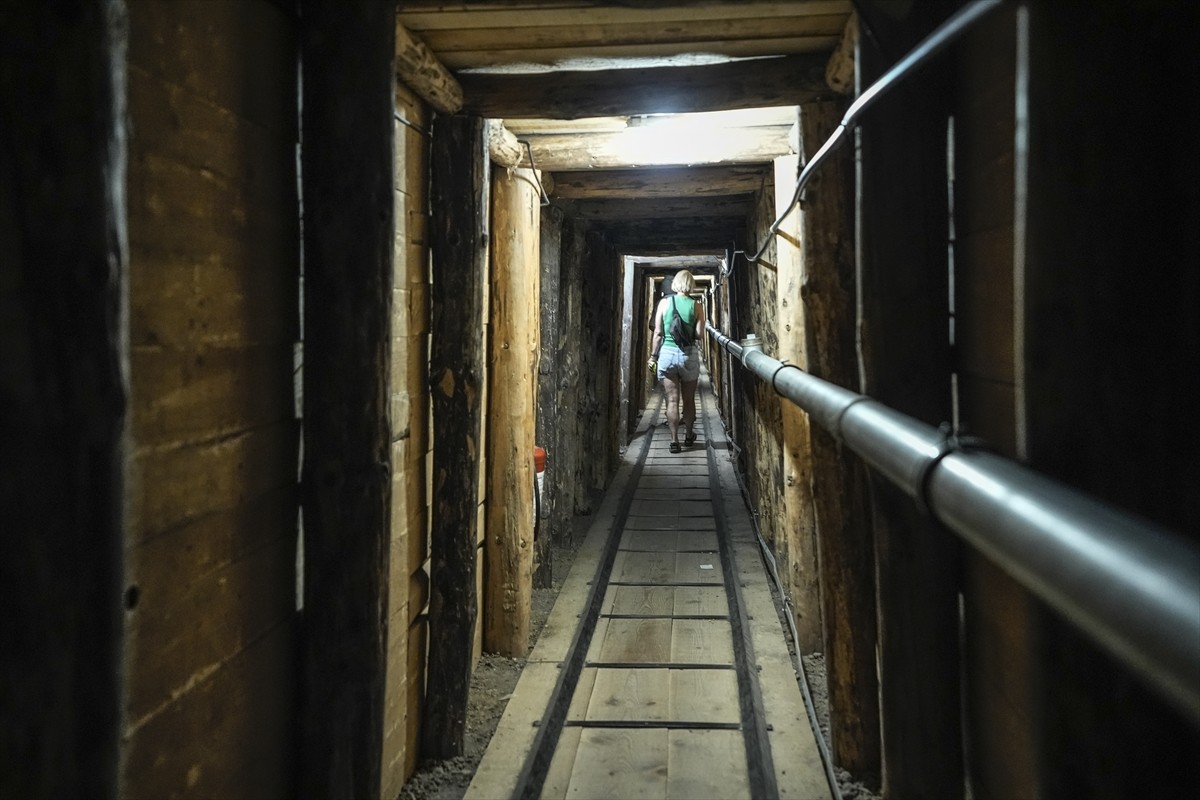 Bosna Hersek'te 1992-1995'teki savaşta kuşatma altında tutulan başkent Saraybosna'nın "dünyaya...