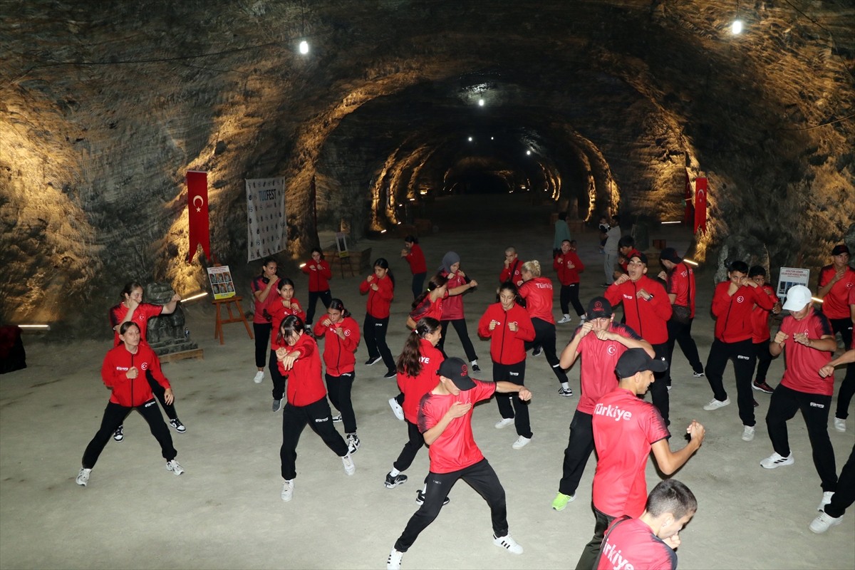 Bosna Hersek'te düzenlenecek Üst Minik Erkekler ve Kadınlar Avrupa Boks Şampiyonası'na Çankırı'da...