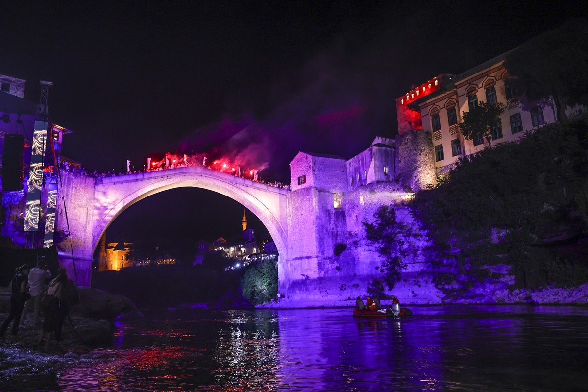 Bosna Hersek'teki Mostar Köprüsü'nün yeniden inşa edilmesinin 20'nci yılı dolayısıyla köprünün...