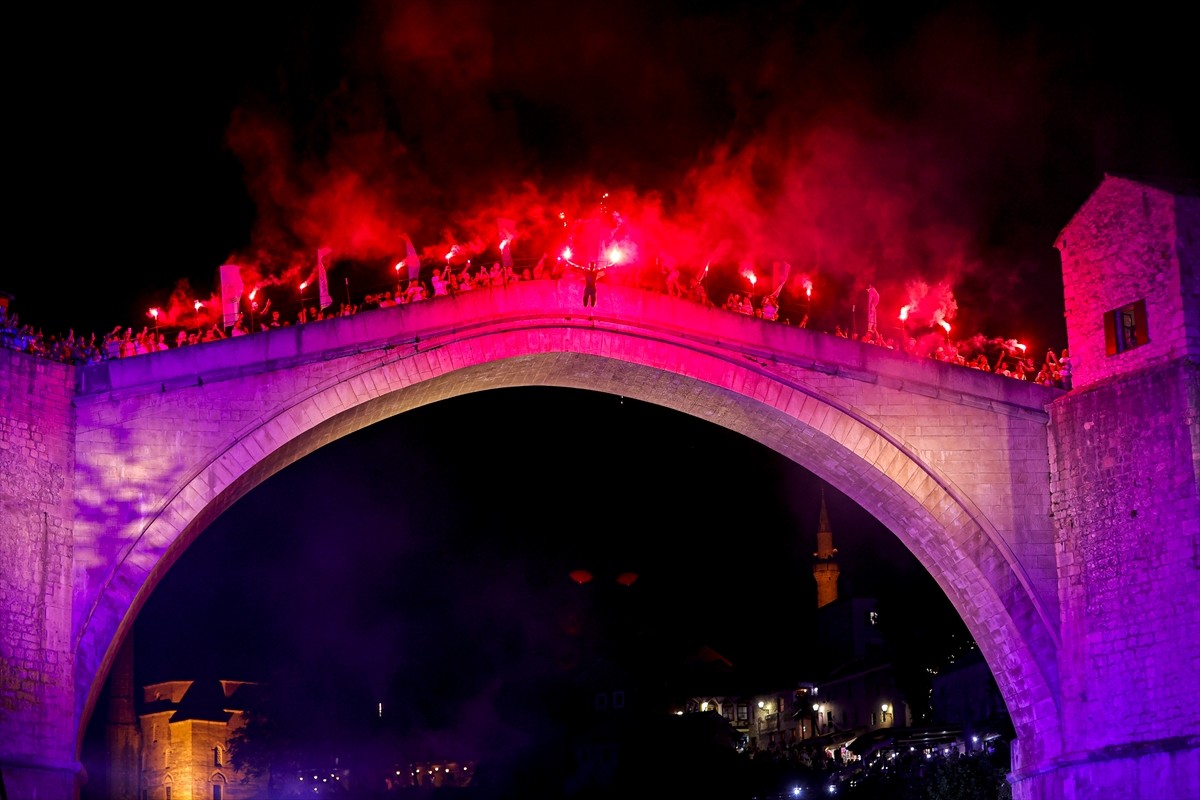 Bosna Hersek'teki Mostar Köprüsü'nün yeniden inşa edilmesinin 20'nci yılı dolayısıyla köprünün...