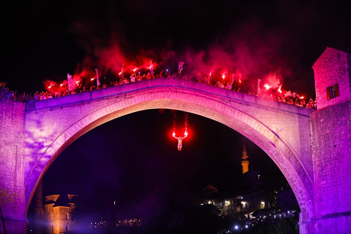 Bosna Hersek'teki Mostar Köprüsü'nün yeniden inşa edilmesinin 20'nci yılı dolayısıyla köprünün...