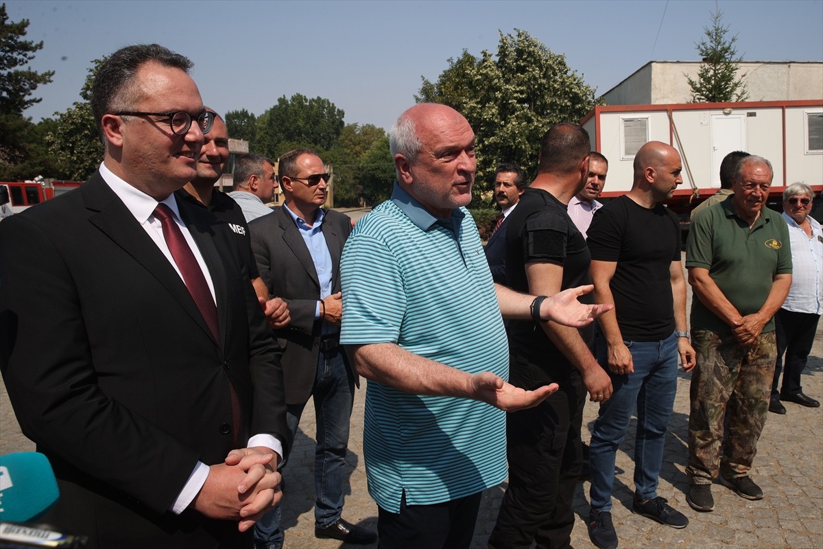 Bulgaristan Başbakanı Dimitar Glavçev (sol 2), ülkedeki yangın söndürme çalışmalarına ekip...