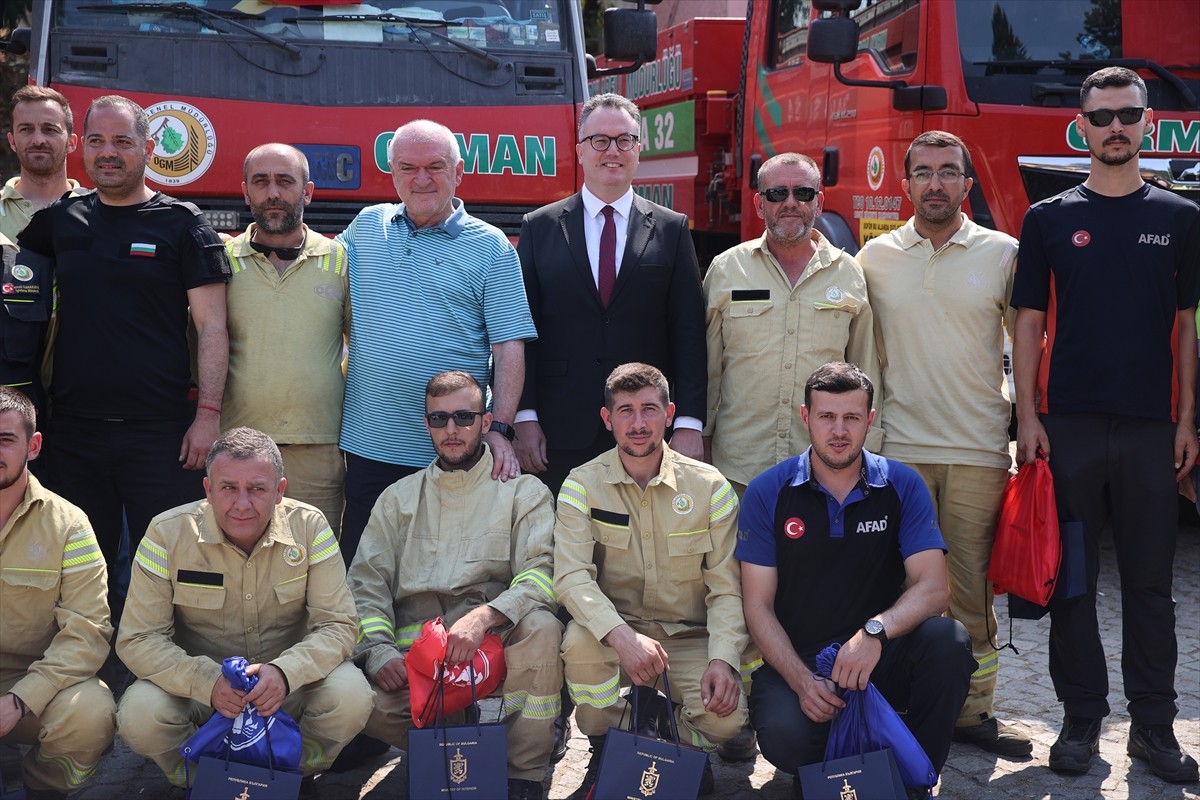 Bulgaristan Başbakanı Dimitar Glavçev (sol 2), ülkedeki yangın söndürme çalışmalarına ekip...