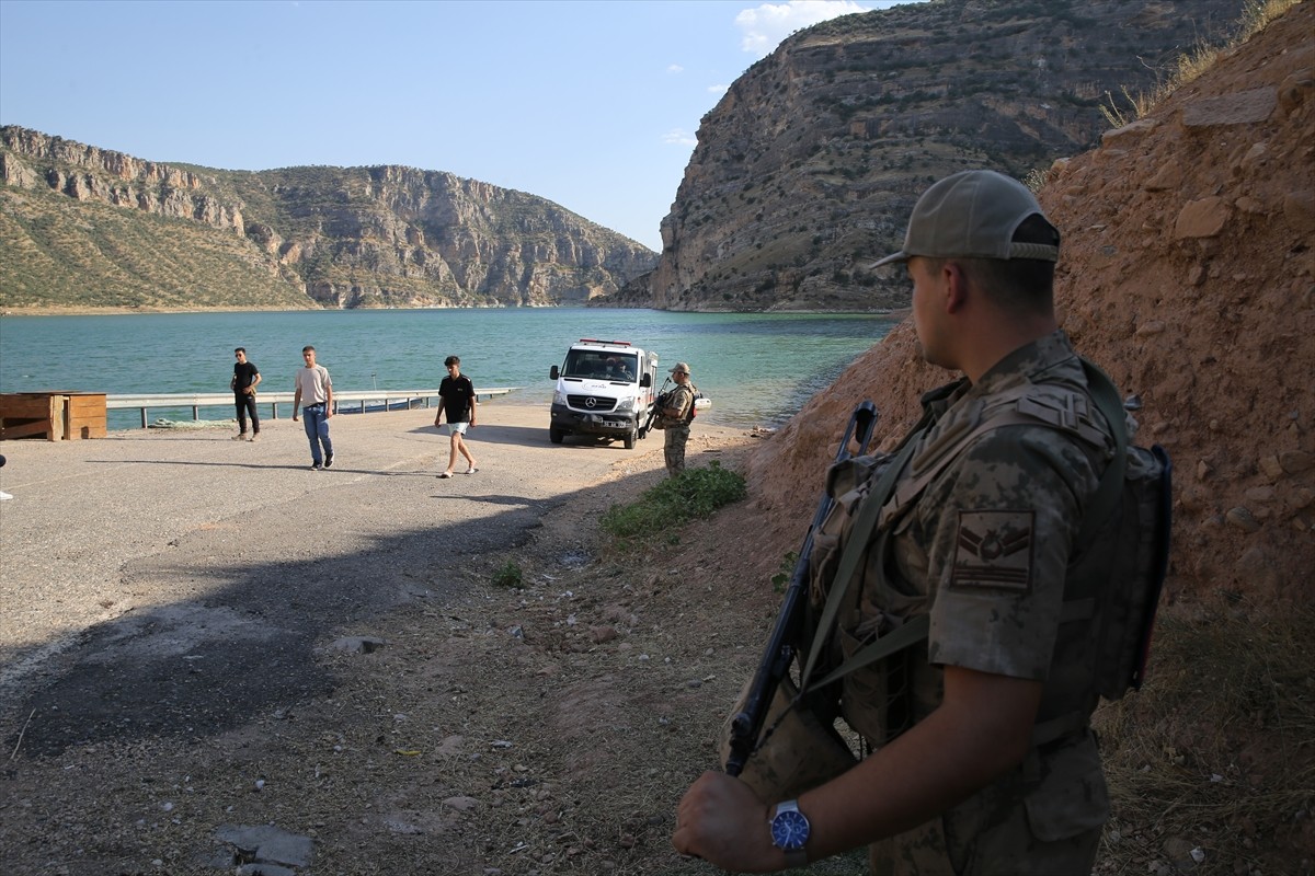 Bunaltıcı sıcakların yaşandığı yaz aylarında sulama kanalları, nehirler ve göletlerde yaşanan...