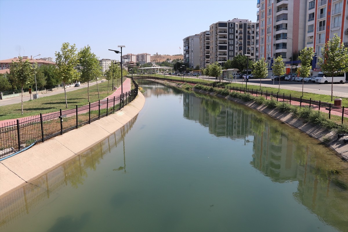 Bunaltıcı sıcakların yaşandığı yaz aylarında sulama kanalları, nehirler ve göletlerde yaşanan...