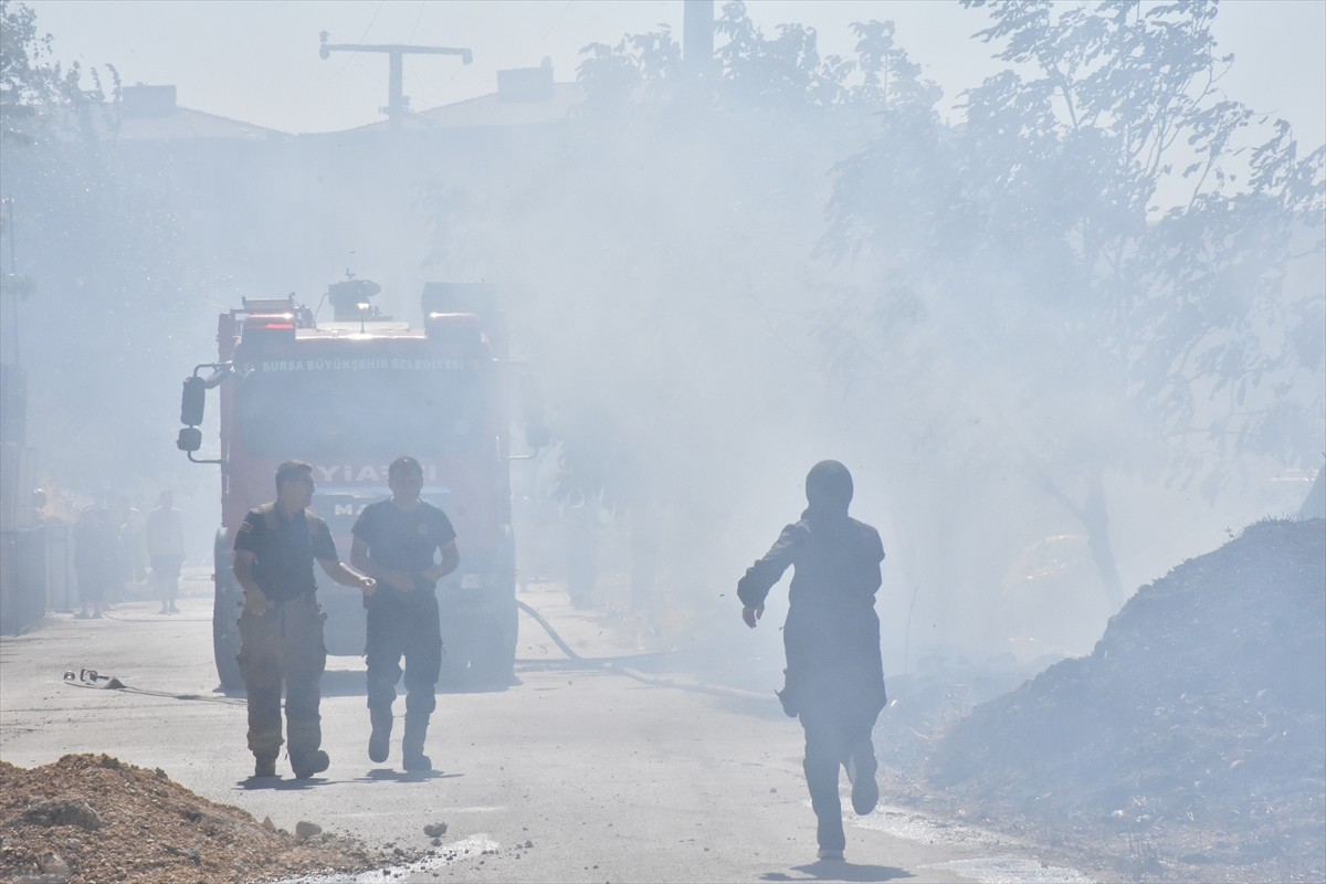 Bursa'nın Nilüfer ilçesinde yerleşim alanını tehdit eden anız yangını, ekiplerce kontrol altına...