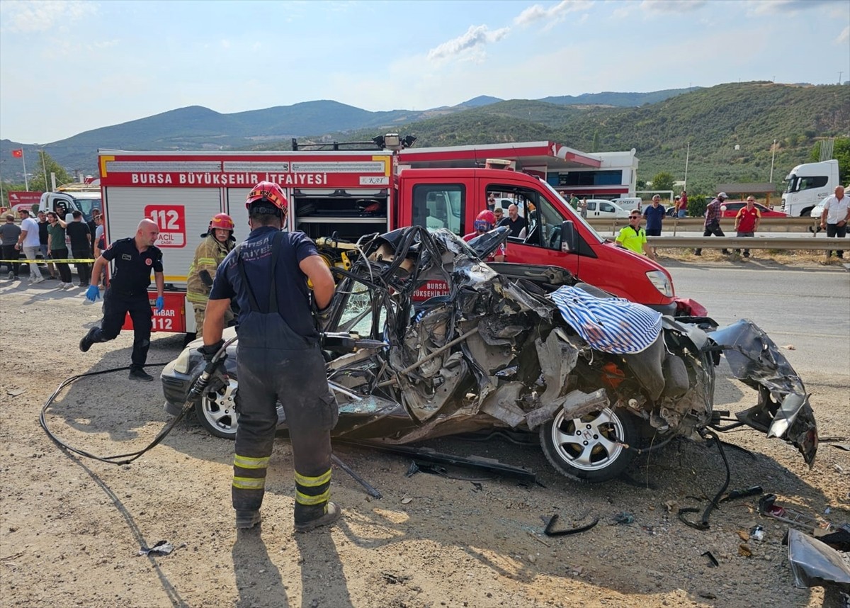 Bursa'nın Orhangazi ilçesinde sürücüsünün kontrolünden çıkıp park halindeki tırın altına giren...