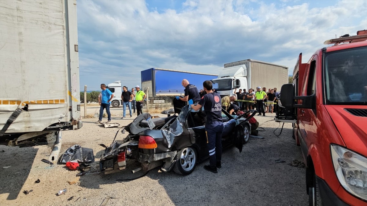 Bursa'nın Orhangazi ilçesinde sürücüsünün kontrolünden çıkıp park halindeki tırın altına giren...
