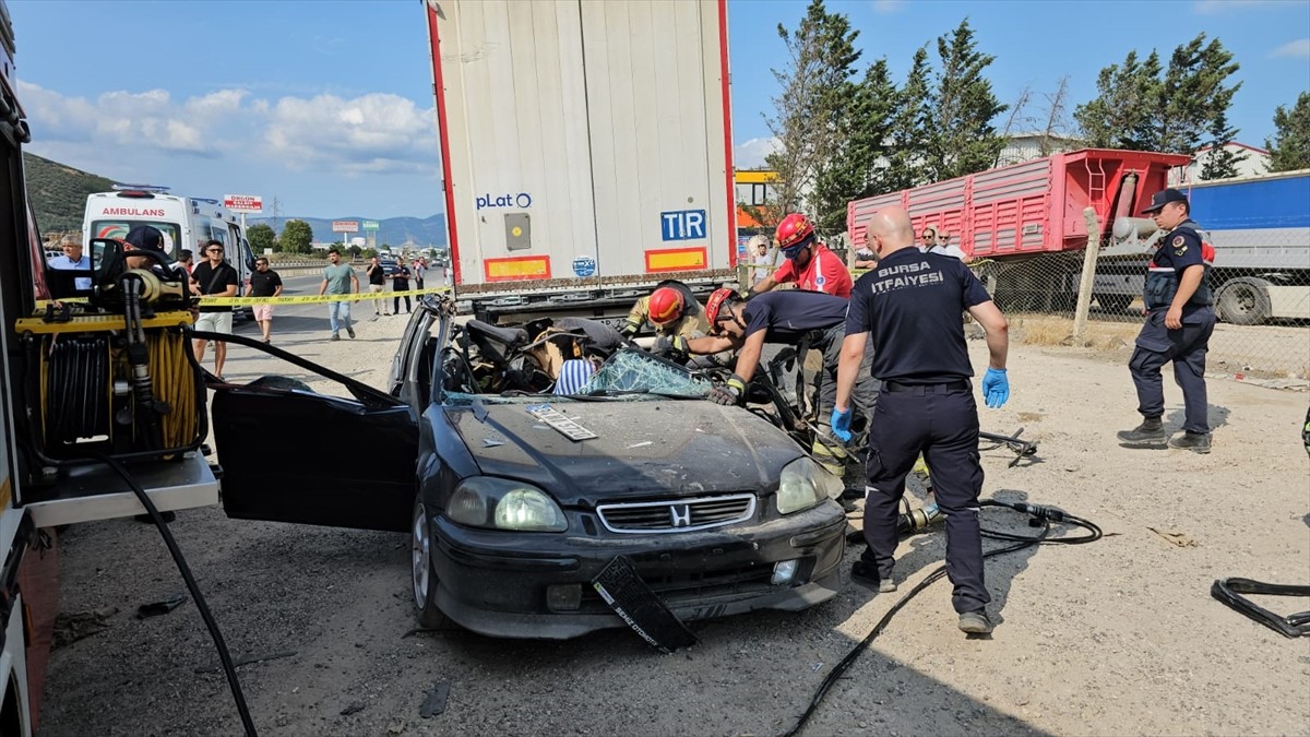 Bursa'nın Orhangazi ilçesinde sürücüsünün kontrolünden çıkıp park halindeki tırın altına giren...