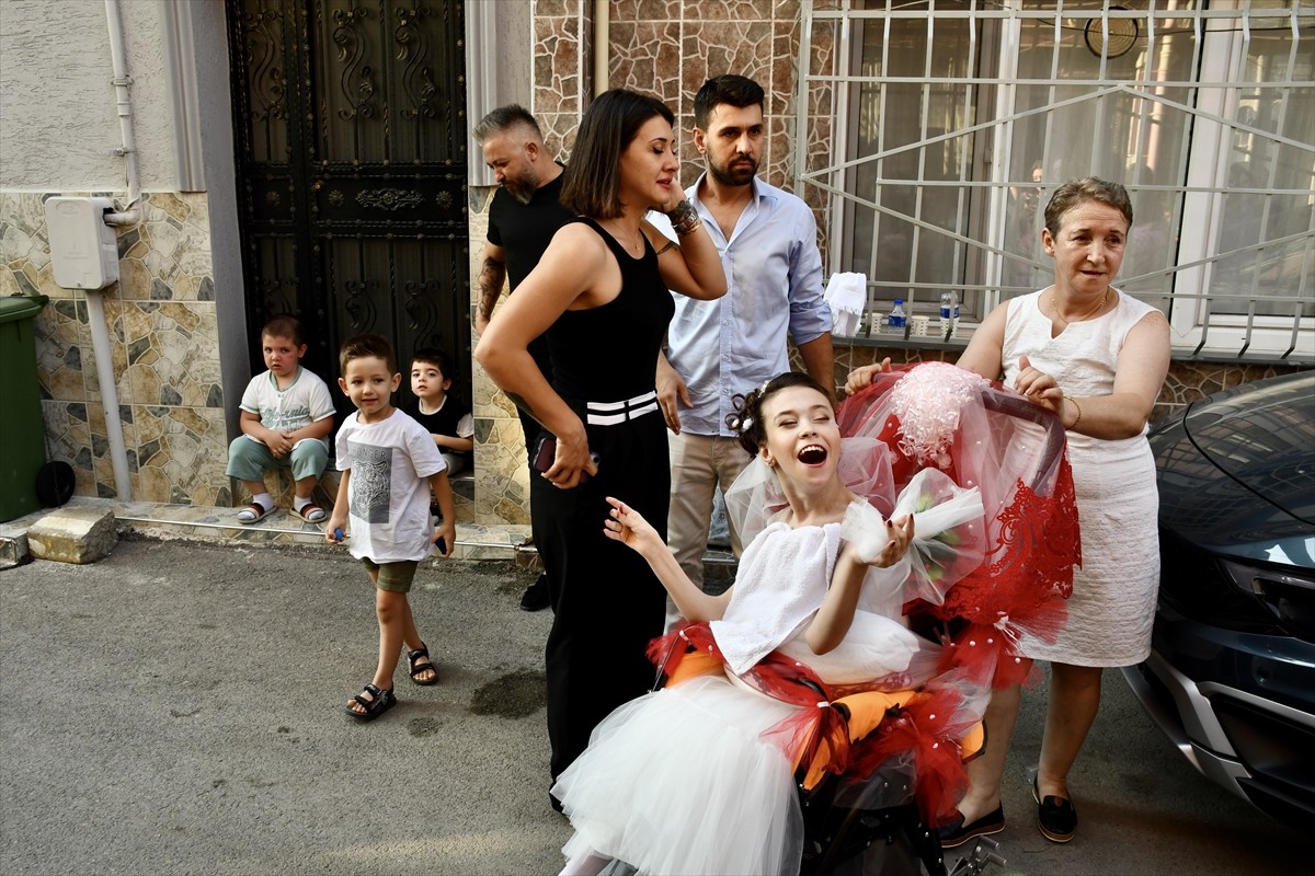 Bursa'nın Osmangazi ilçesinde yaşayan serebral palsi (beyin felci) hastası 22 yaşındaki Kader...
