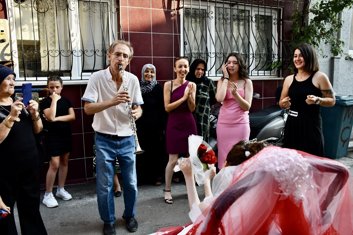 Bursa'nın Osmangazi ilçesinde yaşayan serebral palsi (beyin felci) hastası 22 yaşındaki Kader...