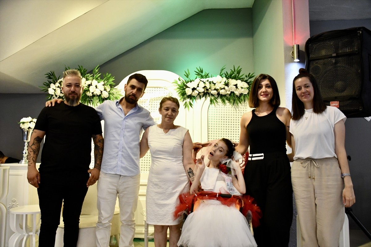 Bursa'nın Osmangazi ilçesinde yaşayan serebral palsi (beyin felci) hastası 22 yaşındaki Kader...