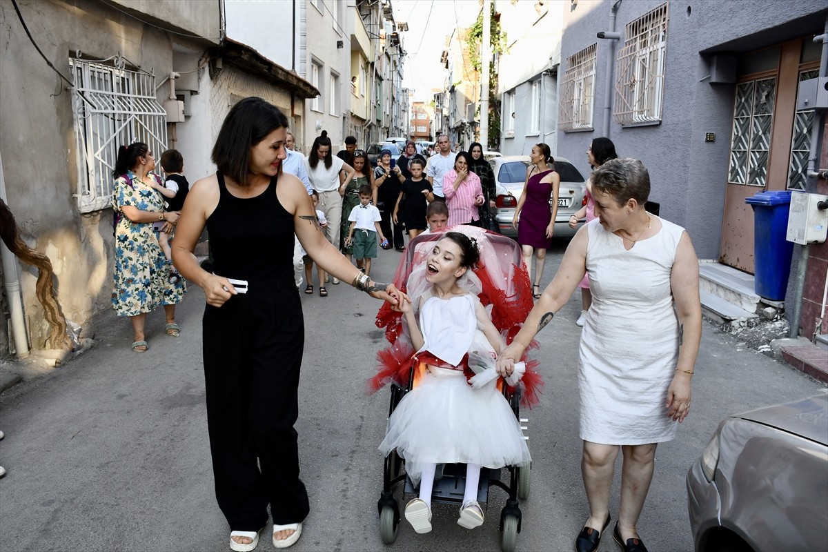 Bursa'nın Osmangazi ilçesinde yaşayan serebral palsi (beyin felci) hastası 22 yaşındaki Kader...