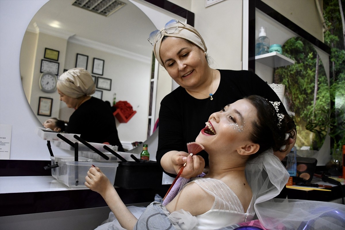 Bursa'nın Osmangazi ilçesinde yaşayan serebral palsi (beyin felci) hastası 22 yaşındaki Kader...