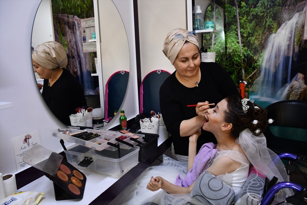 Bursa'nın Osmangazi ilçesinde yaşayan serebral palsi (beyin felci) hastası 22 yaşındaki Kader...