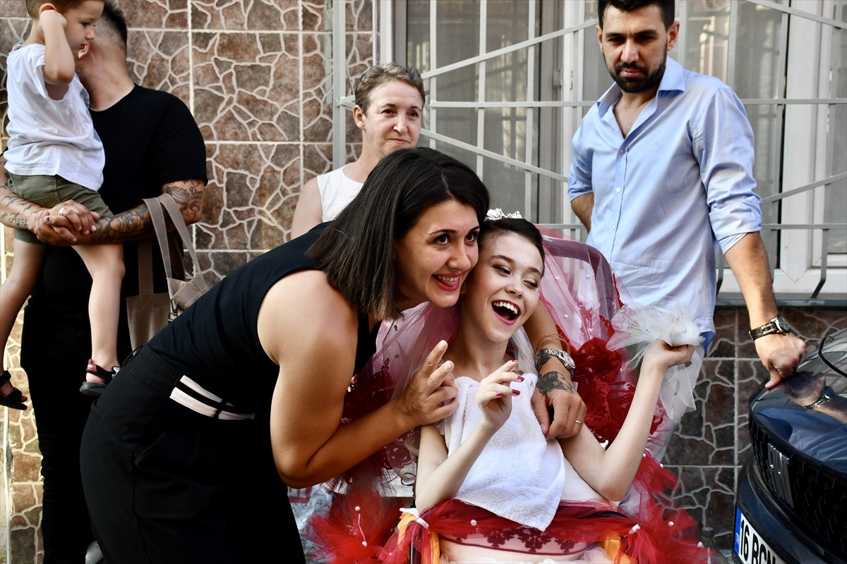 Bursa'nın Osmangazi ilçesinde yaşayan serebral palsi (beyin felci) hastası 22 yaşındaki Kader...