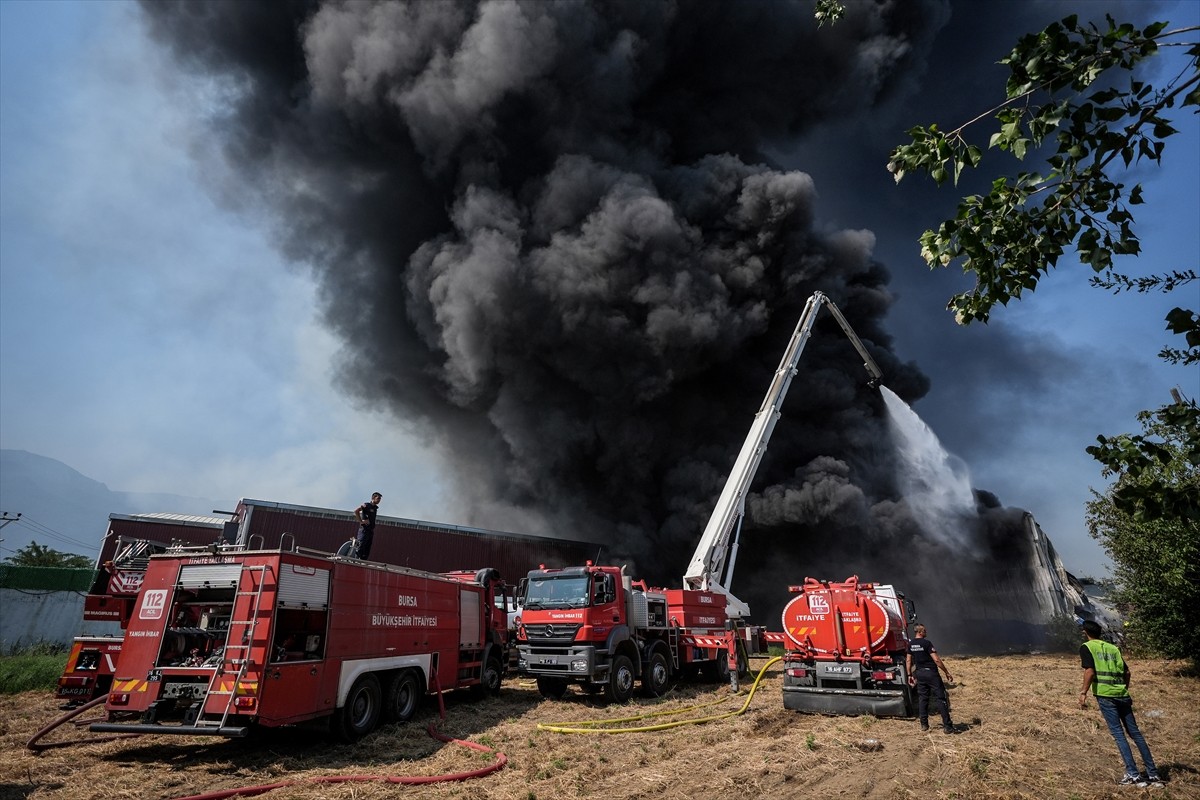 Bursa'nın Yıldırım ilçesinde, kağıt fabrikası ve geri dönüşüm tesisinde çıkarak çevredeki...