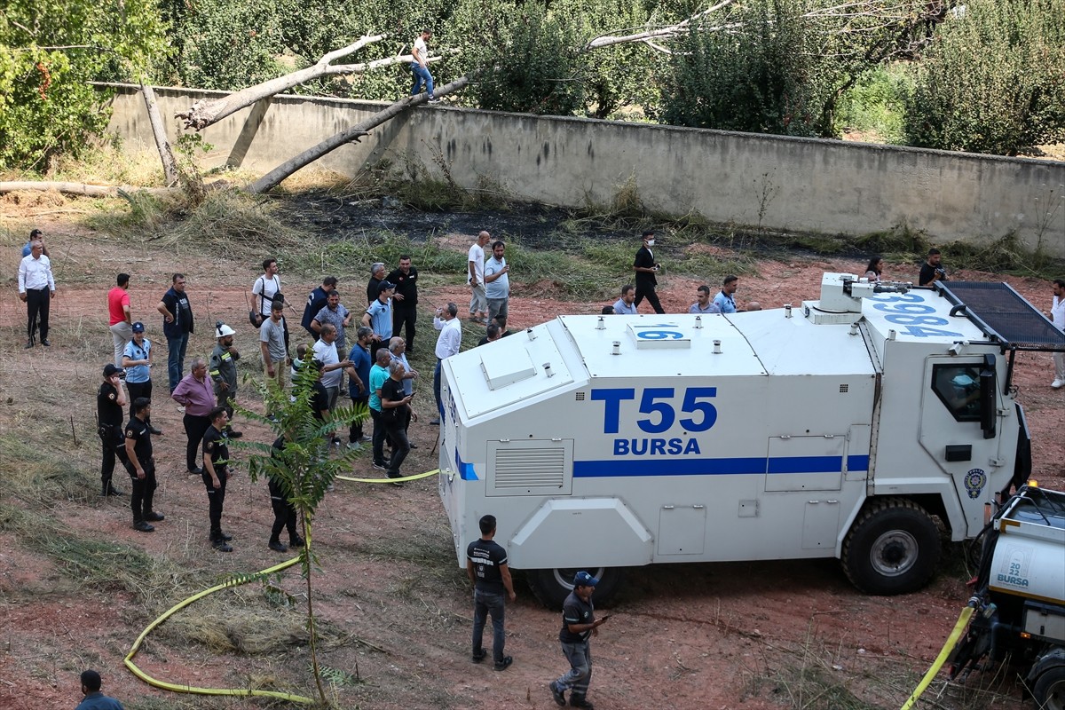 Bursa'nın Yıldırım ilçesinde, kağıt fabrikası ve geri dönüşüm tesisinde çıkarak çevredeki...