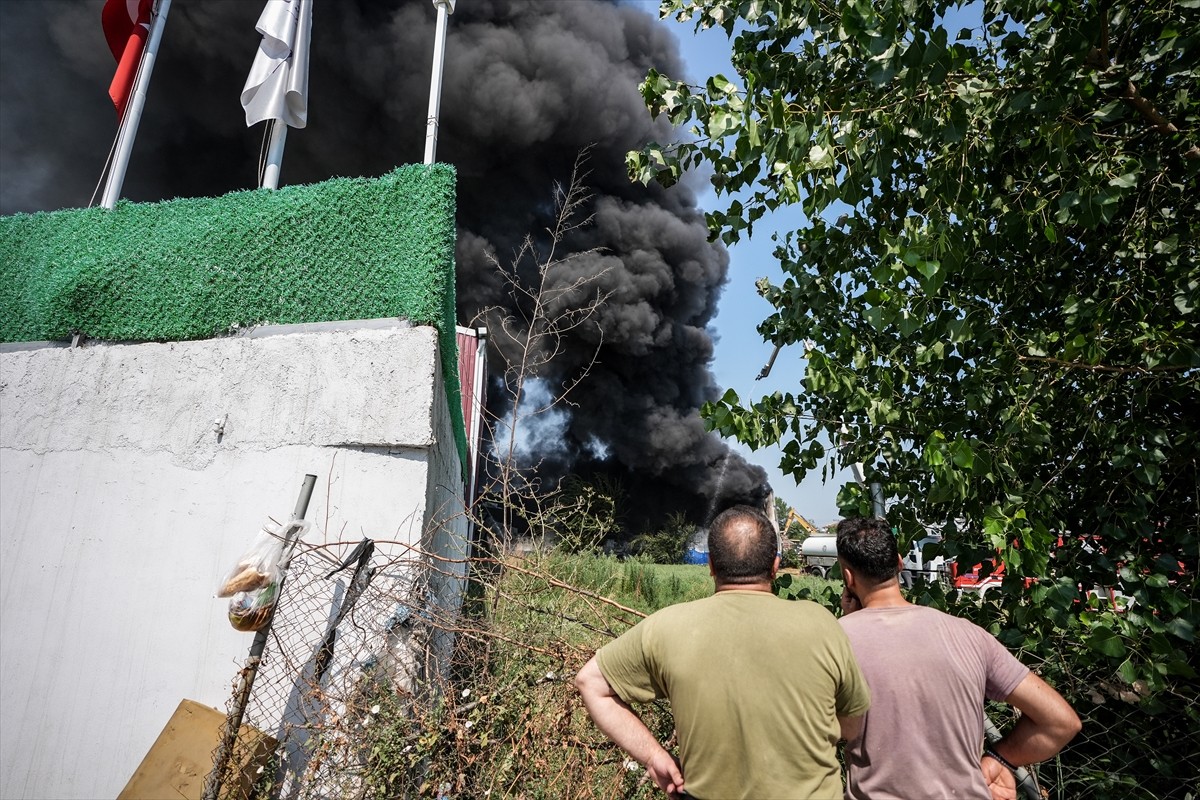 Bursa'nın Yıldırım ilçesinde, kağıt fabrikası ve geri dönüşüm tesisinde çıkarak çevredeki...
