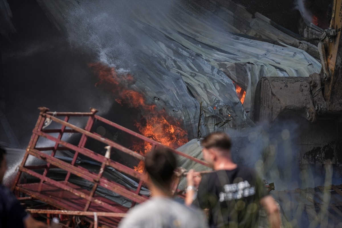 Bursa'nın Yıldırım ilçesinde, kağıt fabrikası ve geri dönüşüm tesisinde çıkarak çevredeki...