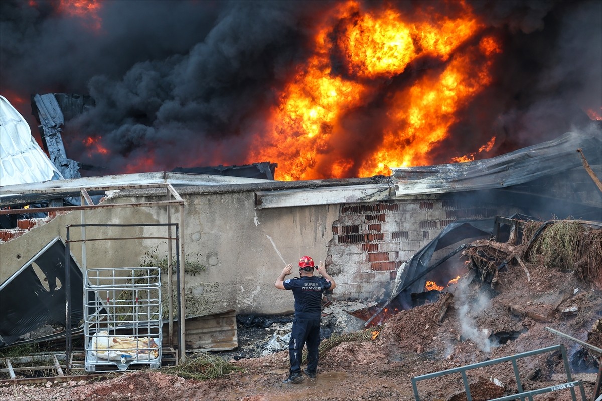 Bursa'nın Yıldırım ilçesinde, kağıt fabrikası ve geri dönüşüm tesisinde çıkarak çevredeki...