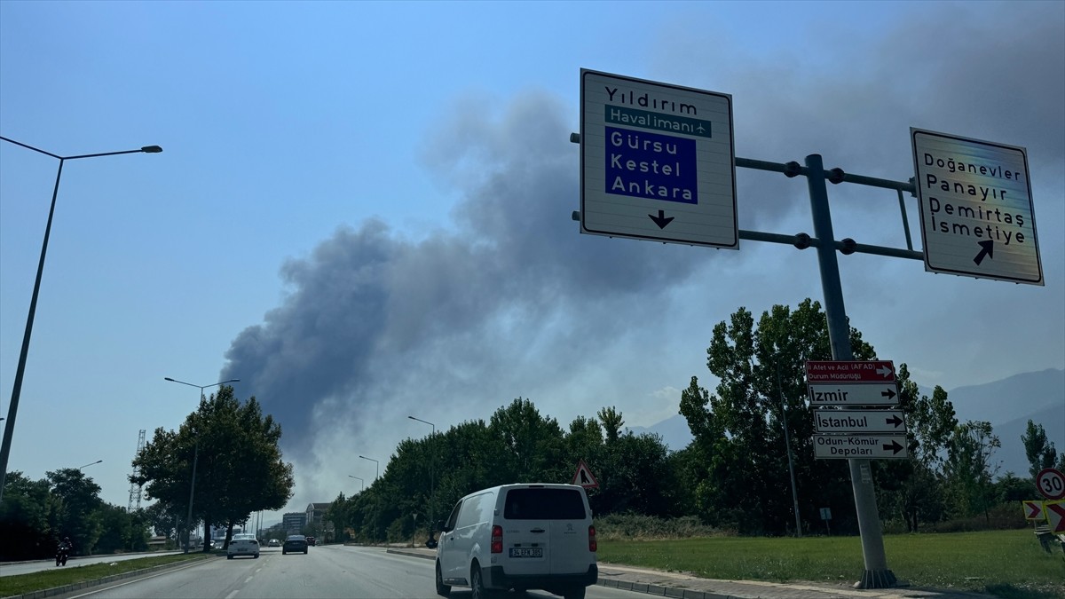 Bursa'nın Yıldırım ilçesinde, kağıt fabrikası ve geri dönüşüm tesisinde çıkarak çevredeki...