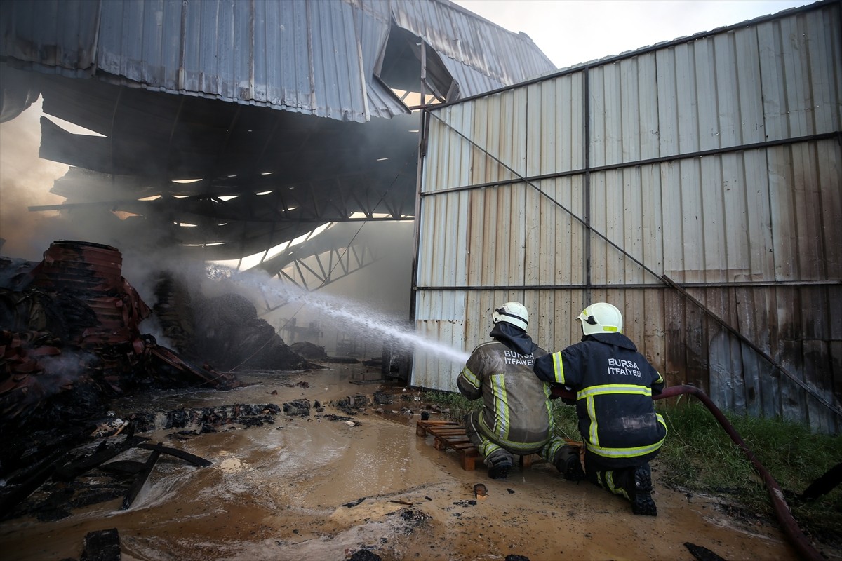 Bursa'nın Yıldırım ilçesinde, kağıt fabrikası ve geri dönüşüm tesisinde çıkarak çevredeki...
