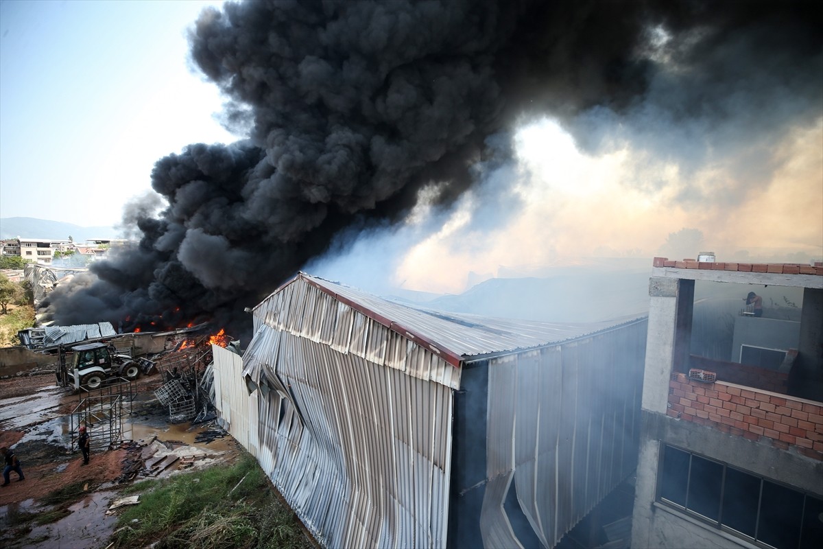 Bursa'nın Yıldırım ilçesinde, kağıt fabrikası ve geri dönüşüm tesisinde çıkarak çevredeki...