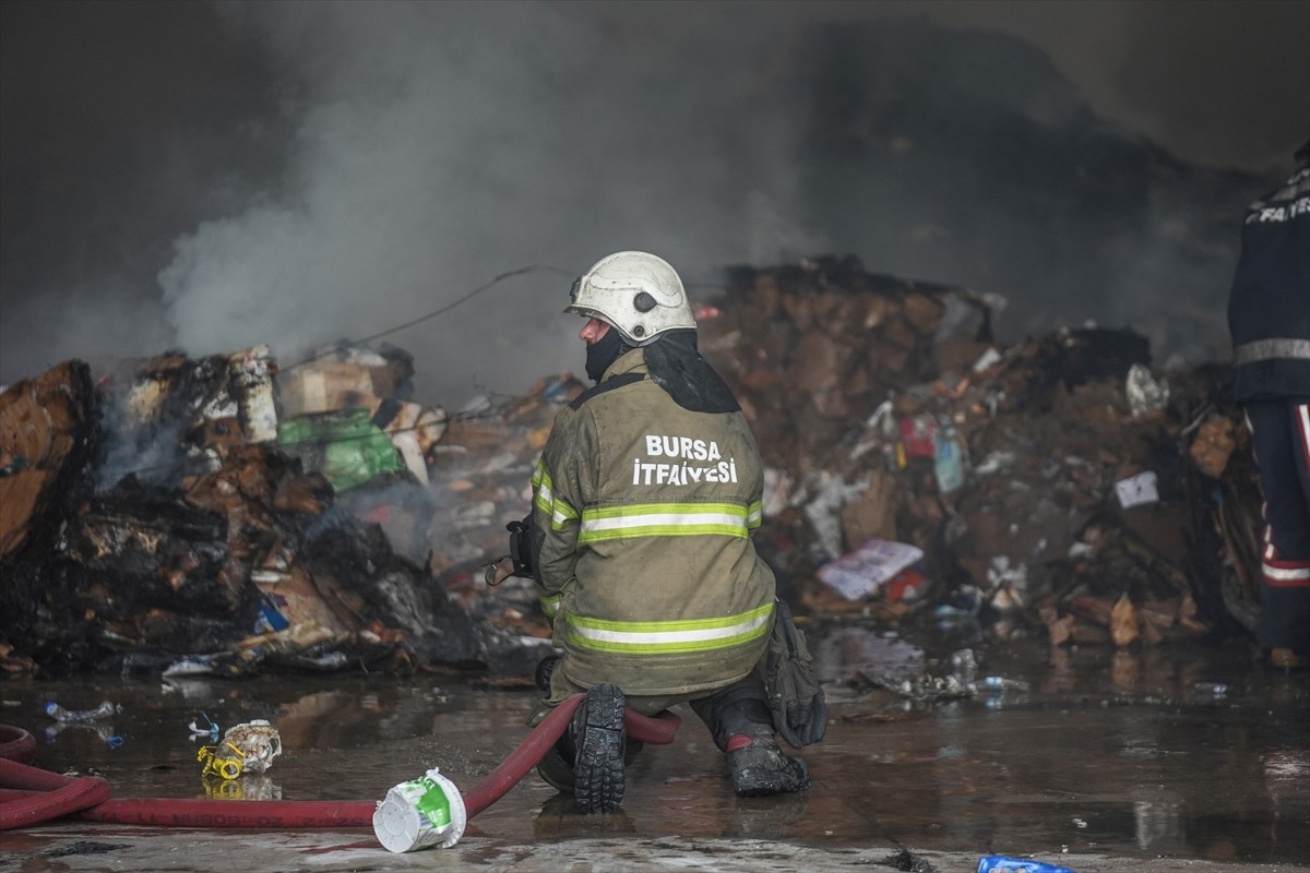 Bursa'nın Yıldırım ilçesinde, kağıt fabrikası ve geri dönüşüm tesisinde çıkarak çevredeki...