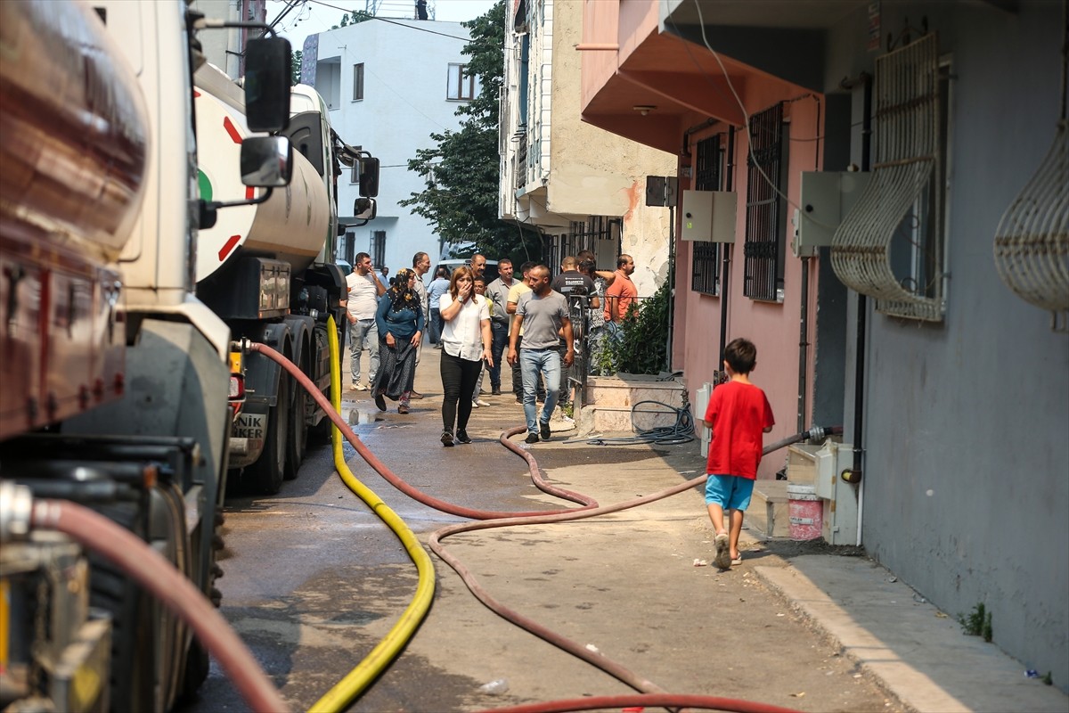 Bursa'nın Yıldırım ilçesinde, kağıt fabrikası ve geri dönüşüm tesisinde çıkarak çevredeki...
