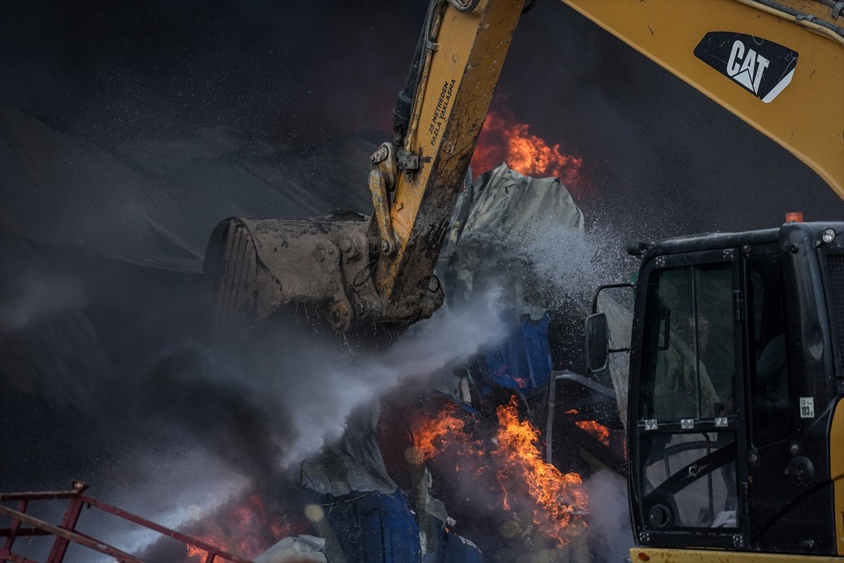 Bursa'nın Yıldırım ilçesinde, kağıt fabrikası ve geri dönüşüm tesisinde çıkarak çevredeki...