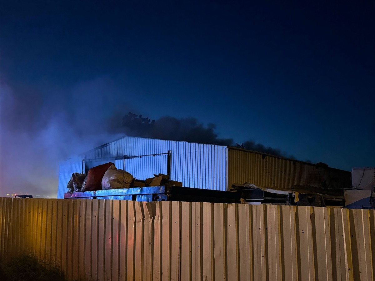 Bursa'nın Yıldırım ilçesinde, kumaş geri dönüşümü yapan tesiste çıkan yangına müdahale...