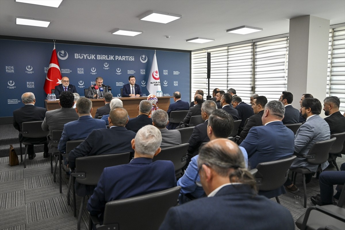 Büyük Birlik Partisi (BBP) Genel Başkanı Mustafa Destici, partisinin Merkez Karar ve Yönetim...