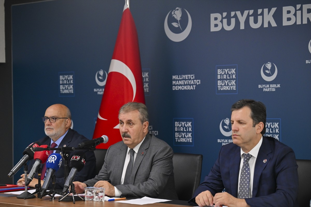 Büyük Birlik Partisi (BBP) Genel Başkanı Mustafa Destici, partisinin Merkez Karar ve Yönetim...