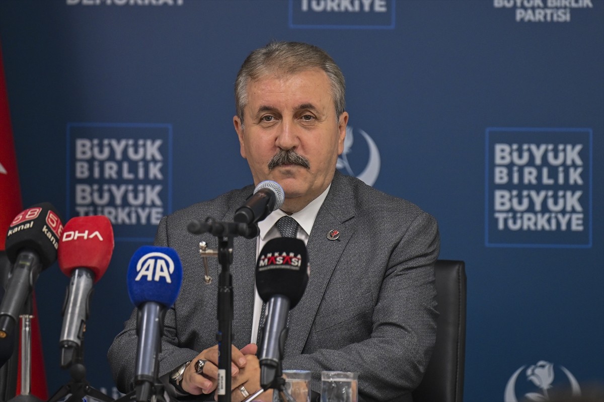 Büyük Birlik Partisi (BBP) Genel Başkanı Mustafa Destici, partisinin Merkez Karar ve Yönetim...
