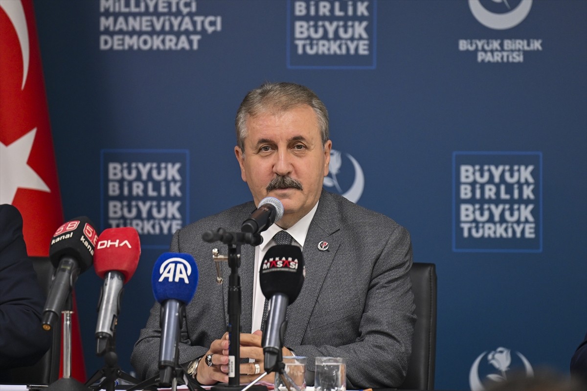 Büyük Birlik Partisi (BBP) Genel Başkanı Mustafa Destici, partisinin Merkez Karar ve Yönetim...